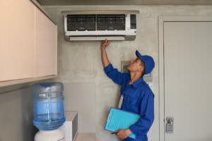 técnico de ar condicionado inspecionando aparelho 